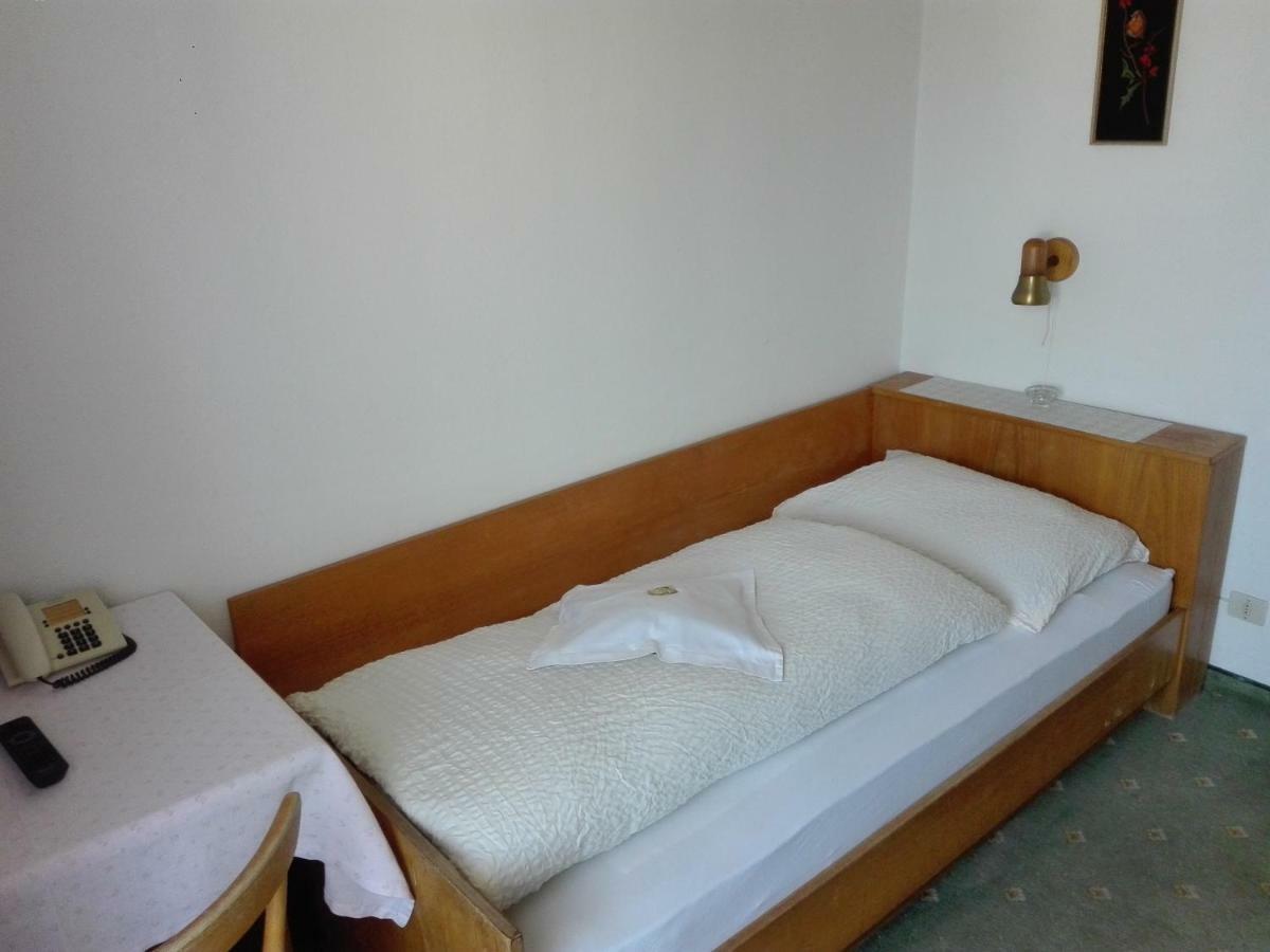 Hotel Haselried Tirolo Exterior photo